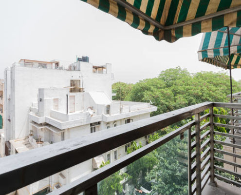 Service apartments in Gurgaon for short long stay rentals with balcony.